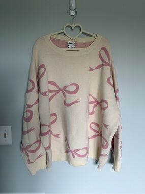 ARULA Cream Crewneck Sweater with Pink Bow Motif